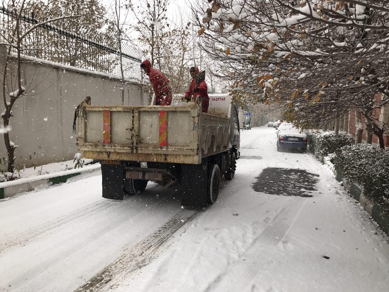 ۴ هزار تن شن مخصوص در معابر شمال تهران پخش شد