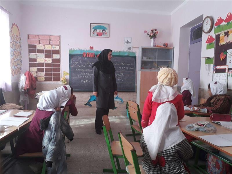 توزیع نوشت افزار و وسایل نقاشی توسط بانک گردشگری در هجدک کرمان