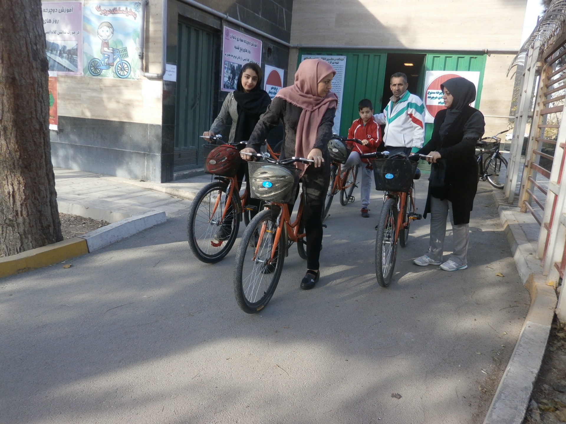 همایش دوچرخه سواری دانش آموزی به مناسبت آغاز دهه مبارک فجر برگزار شد