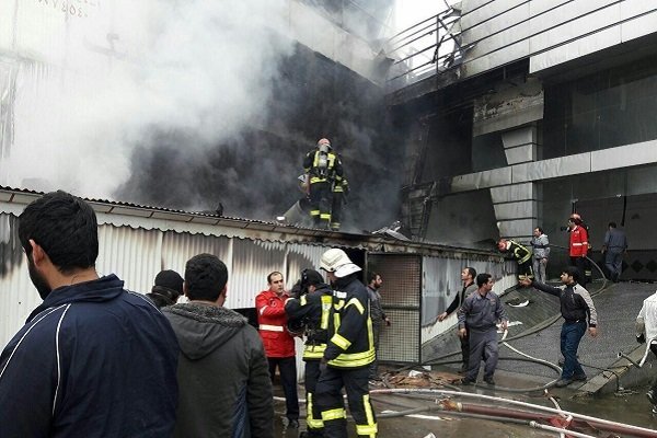 آتش سوزی یک ساختمان مسکونی در تهران