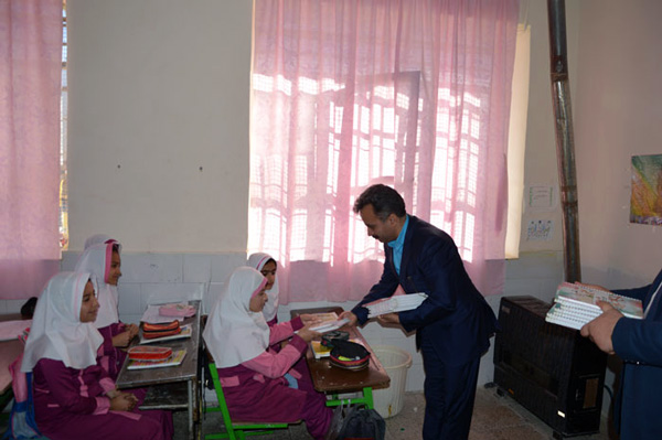 توزیع ۳۲۰ بسته کمک آموزشی بین دانش‌آموزان نیازمند منطقه آزاد انزلی