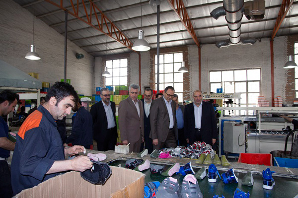 بازدید مدیران بانک ملت از کارخانه تولید کننده کفش‌های اهدایی