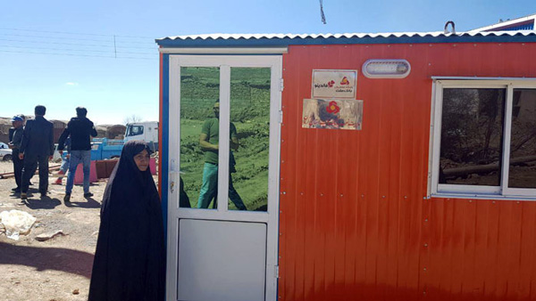 اهدای ۳۱ دستگاه کانکس از سوی بانک ملت به زلزله زدگان کوهبنان استان کرمان