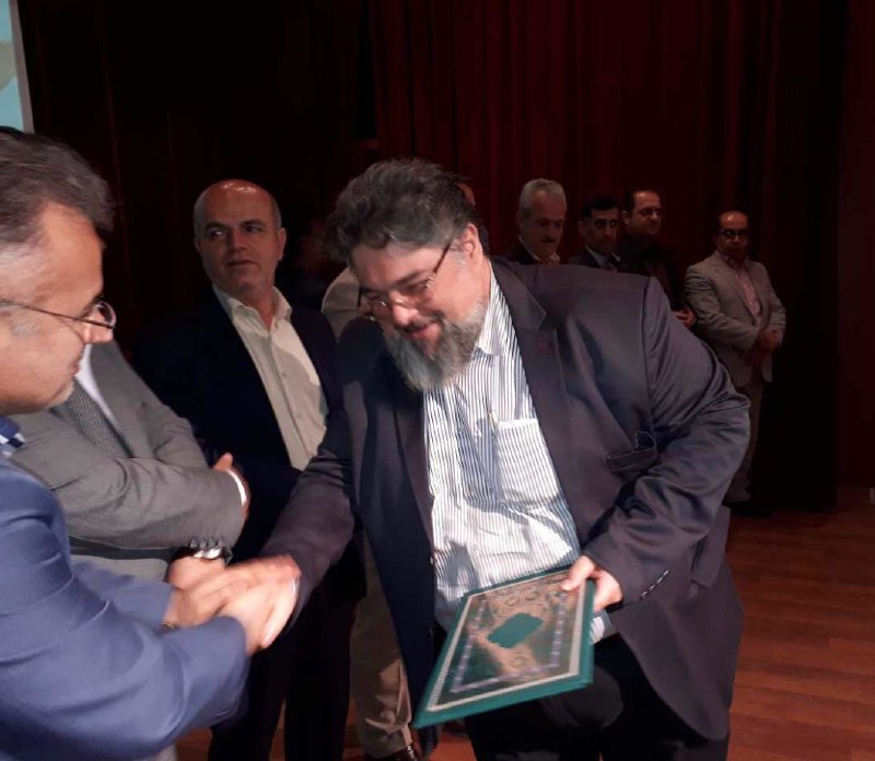 موسس مجتمع اهورا کار آفرین نمونه سال شد