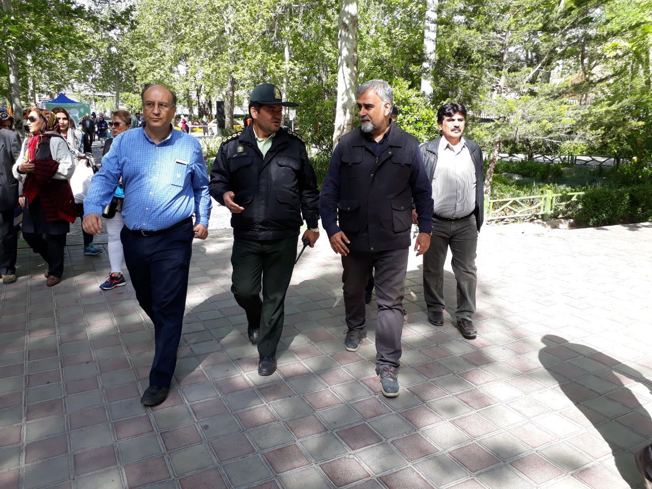 جمع آوری زباله های خشک شهروندان در روز طبیعت