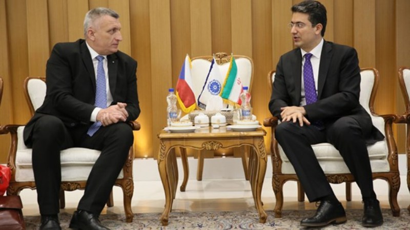 مشکلات بانکی تهران و پراگ حل شود