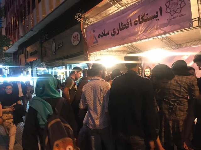 توزیع افطاری در میان شهروندان در میدان انقلاب و بلوار کشاورز