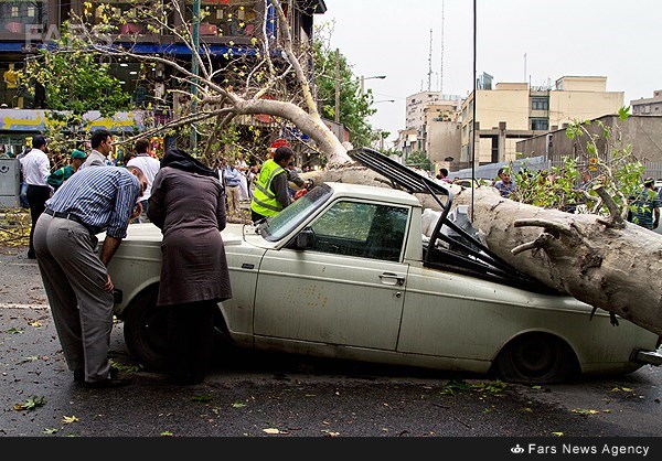 طوفان در تهران یک فوتی و ۷۶ مصدوم بر جای گذاشت