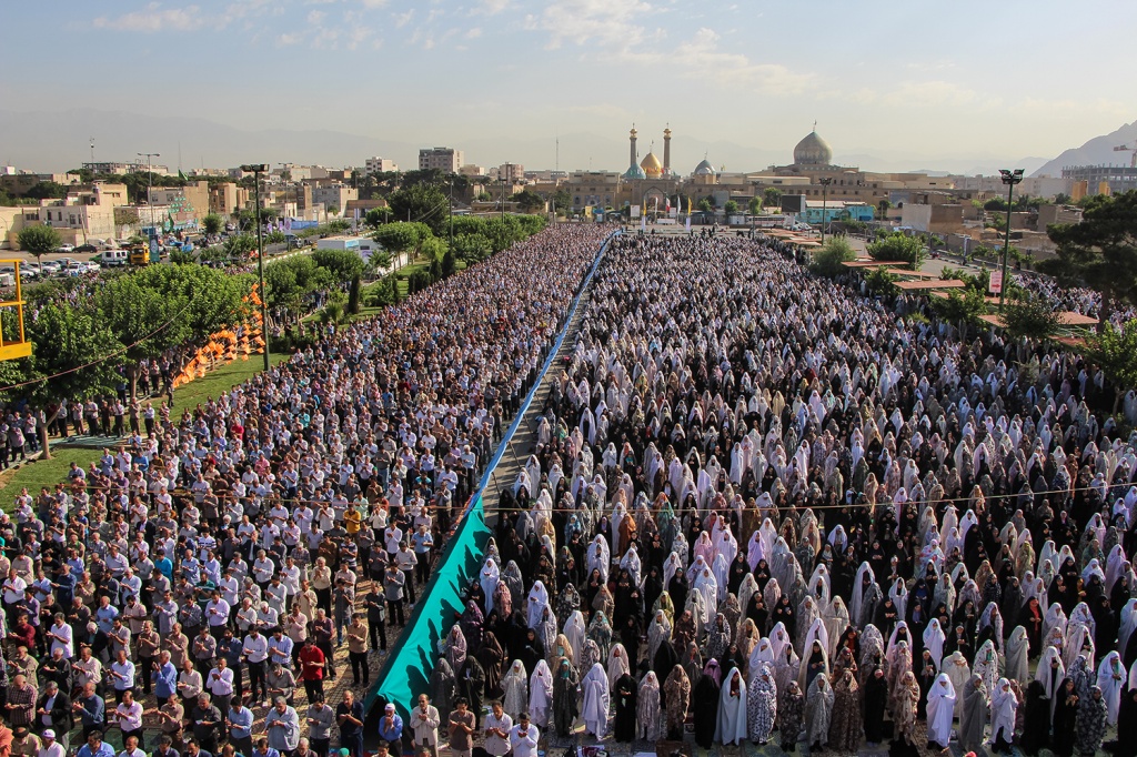 ضلع جنوب حرم حضرت عبدالعظیم(ع) آماده اقامه نماز عید فطر