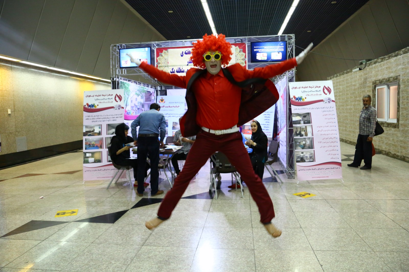 مردان قرمز پوش در متروی تجریش مستقر شدند