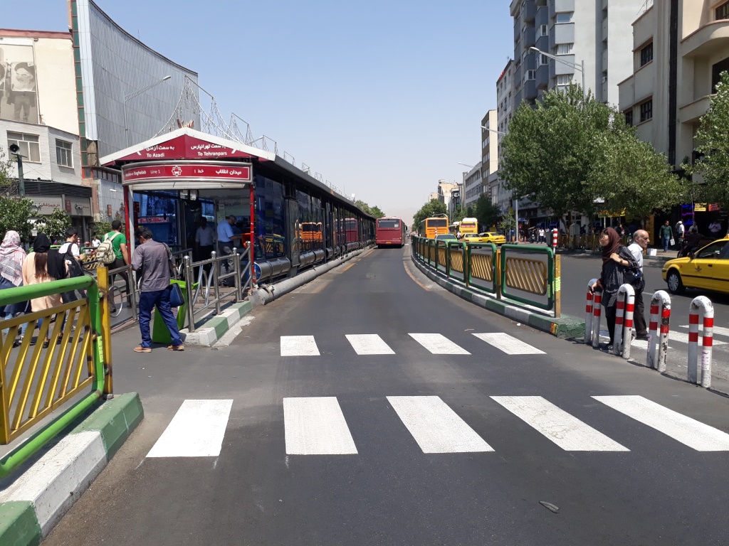 شستشوی ایستگاه‌های اتوبوس در خیابان انقلاب