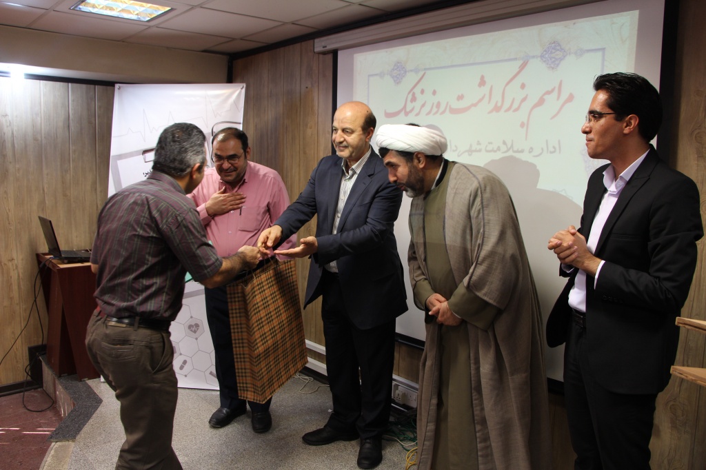 تجلیل از پزشکان فعال در عرصه خدمات جهادی منطقه ۲۰