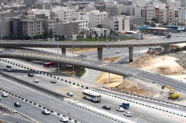 نصب پل غیر همسطح در یکی از پروژه‌های ترافیکی شمال تهران