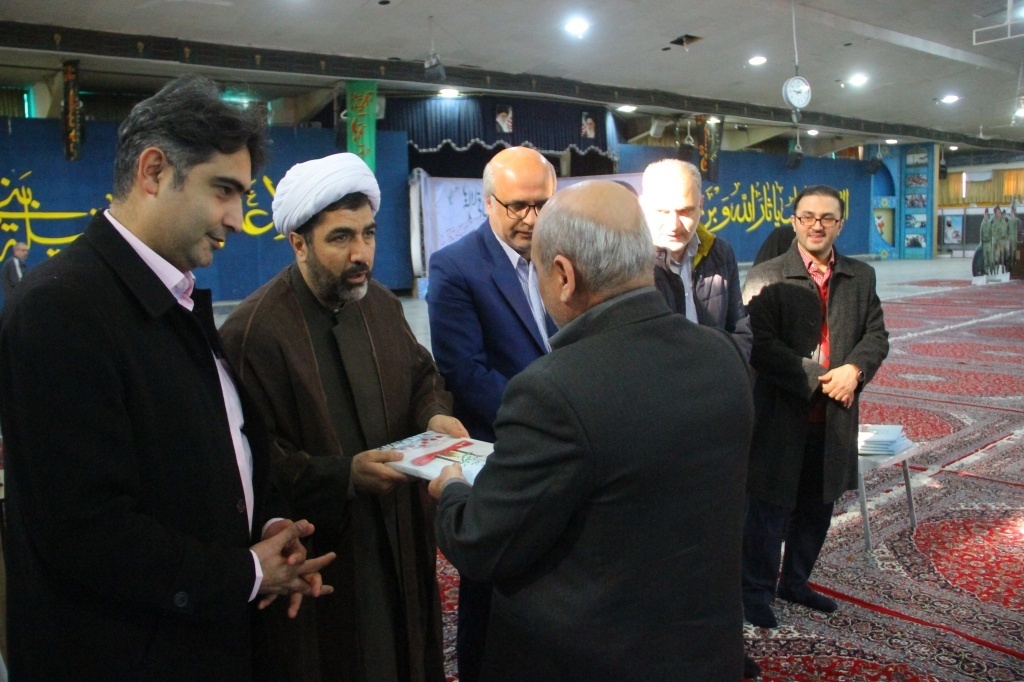 تجلیل از فرزندان شاهد منطقه ۲۰ بر سر مزار پدران