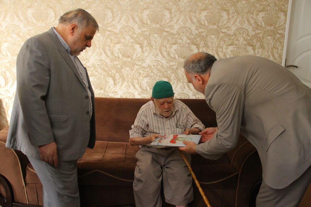 شهردار منطقه ۲۰ به دیدار نوروزی ۱۱ خانواده شهید رفت