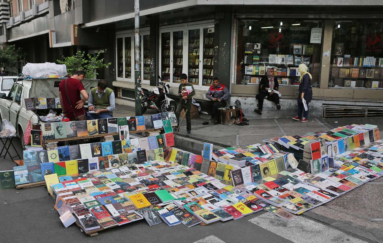 ساماندهی بساط دستفروشان کتاب در تهران