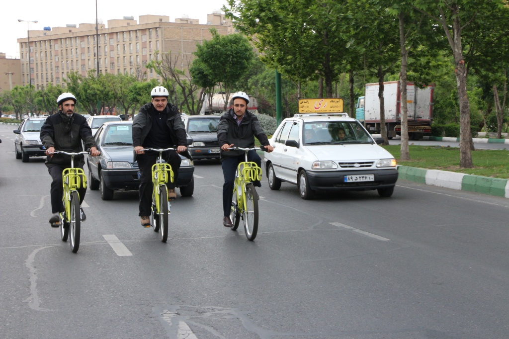 رکاب زنی شهردار منطقه ۲۰ در سه شنبه‌های بدون خودرو