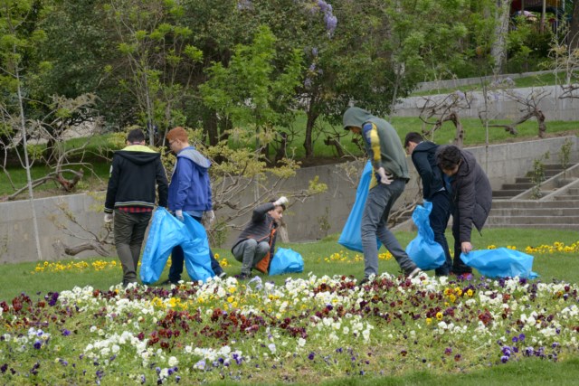 کودکان و دانش آموزان بوستان نیاوران را پاکسازی کردند