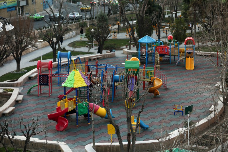 نصب وسایل بازی و کفپوش ایمن در بوستان‌های منطقه2