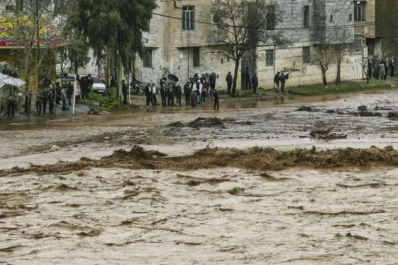 اعزام تیم‌های درمانی پیاده اورژانس به مناطق آبگرفته شهر اهواز