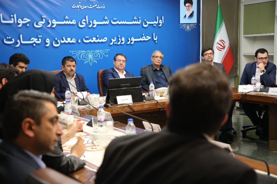 ماموریت وزیر صنعت به جوانان