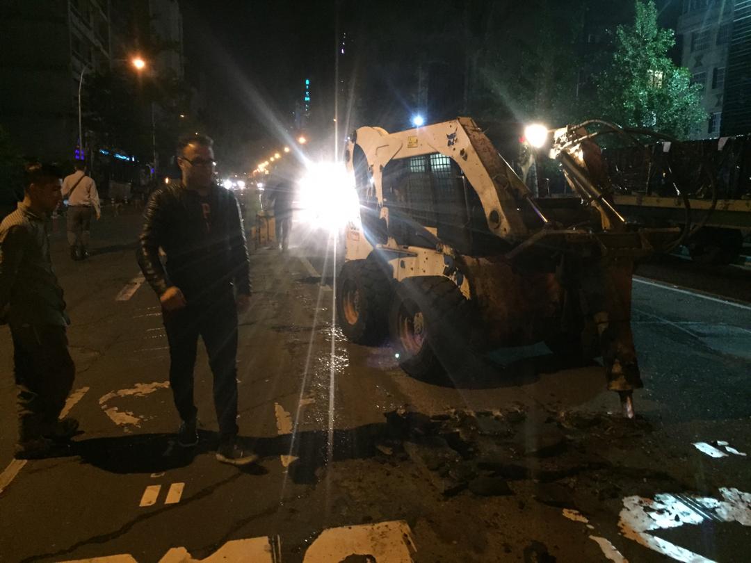 سفالت خیابان طالقانی لکه گیری شد