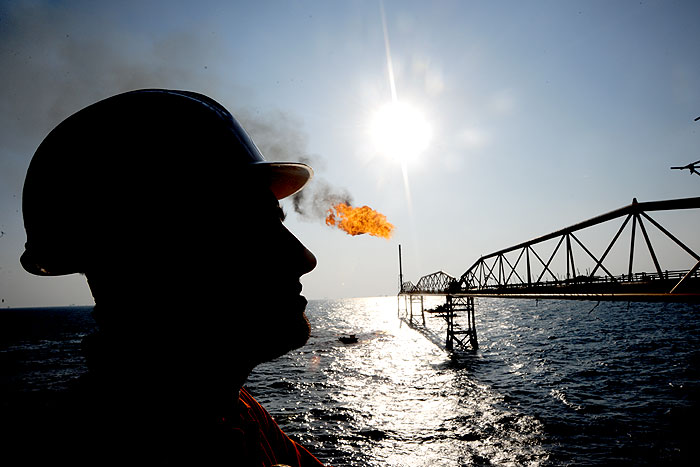 عرشه ۹۴۰ تنی سکوی F18 میدان مشترک فروزان نصب شد