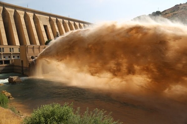 دریچه‌های تحتانی سد لتیان بازگشایی شد
