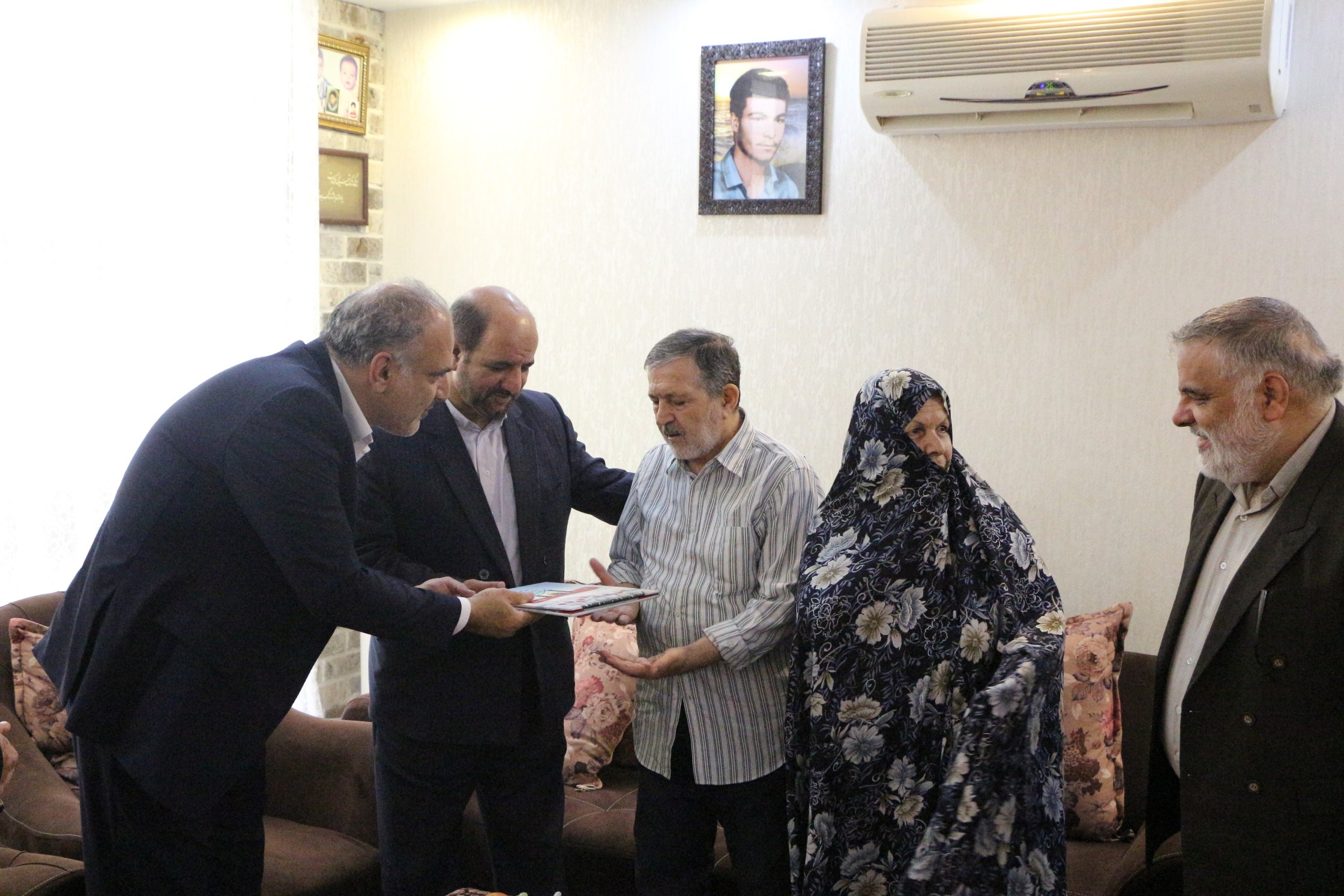 شهردار و مدیران ارشد منطقه بیست با ۵۰ خانواده شهید دیدار کردند
