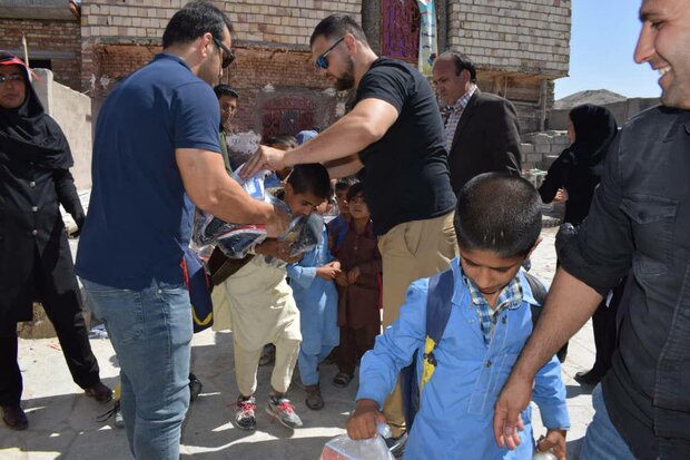 توزیع یکهزار بسته لوازم التحریر بین دانش آموزان مناطق محروم