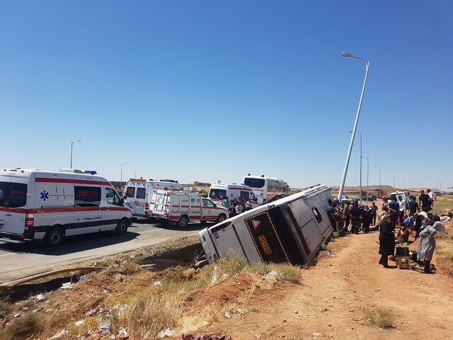 واژگونی اتوبوس کارکنان شرکت نفت با یک کشته و ۲۲ مصدوم