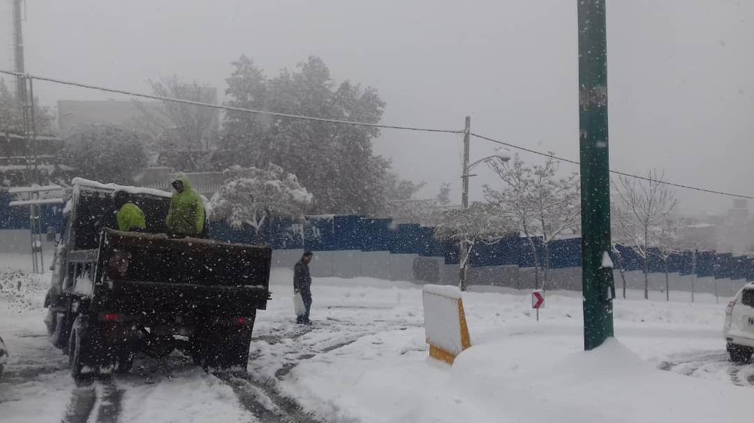 برف روبی توسط عوامل انسانی در مناطق شمال تهران