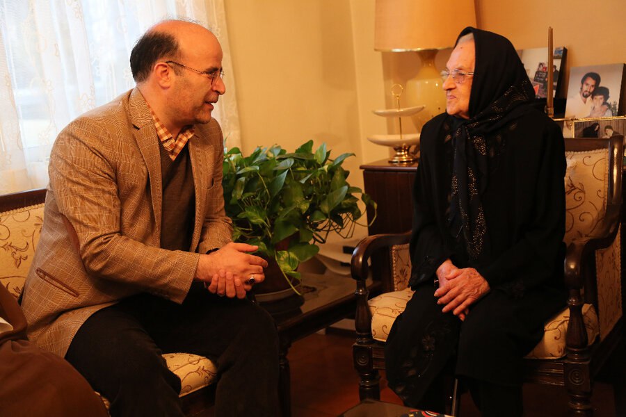 دیدار شهردار منطقه شش به مناسبت سال نو میلادی با خانواده شهید طومانیان