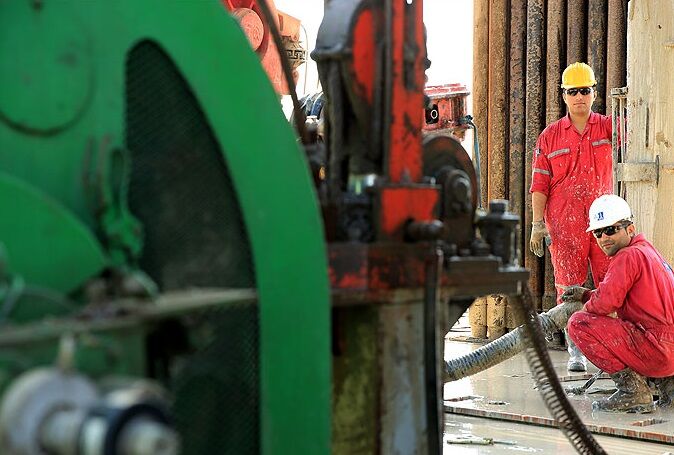 زورآزمایی عرضه و تقاضا، نفت را ارزان کرد