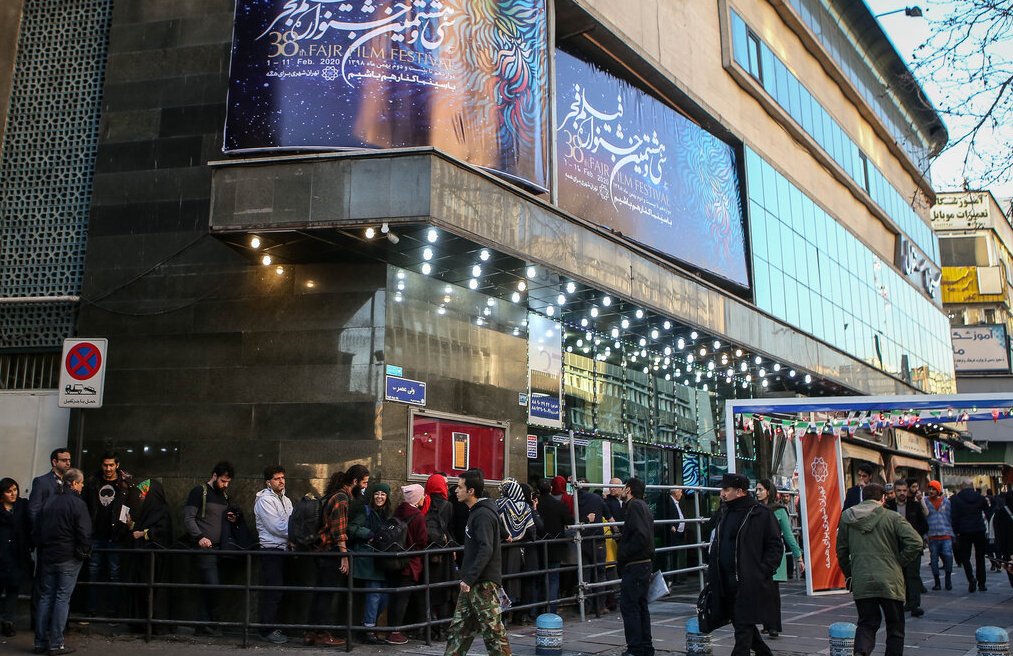 کارت سینما به مخاطبان ارایه می‌شود