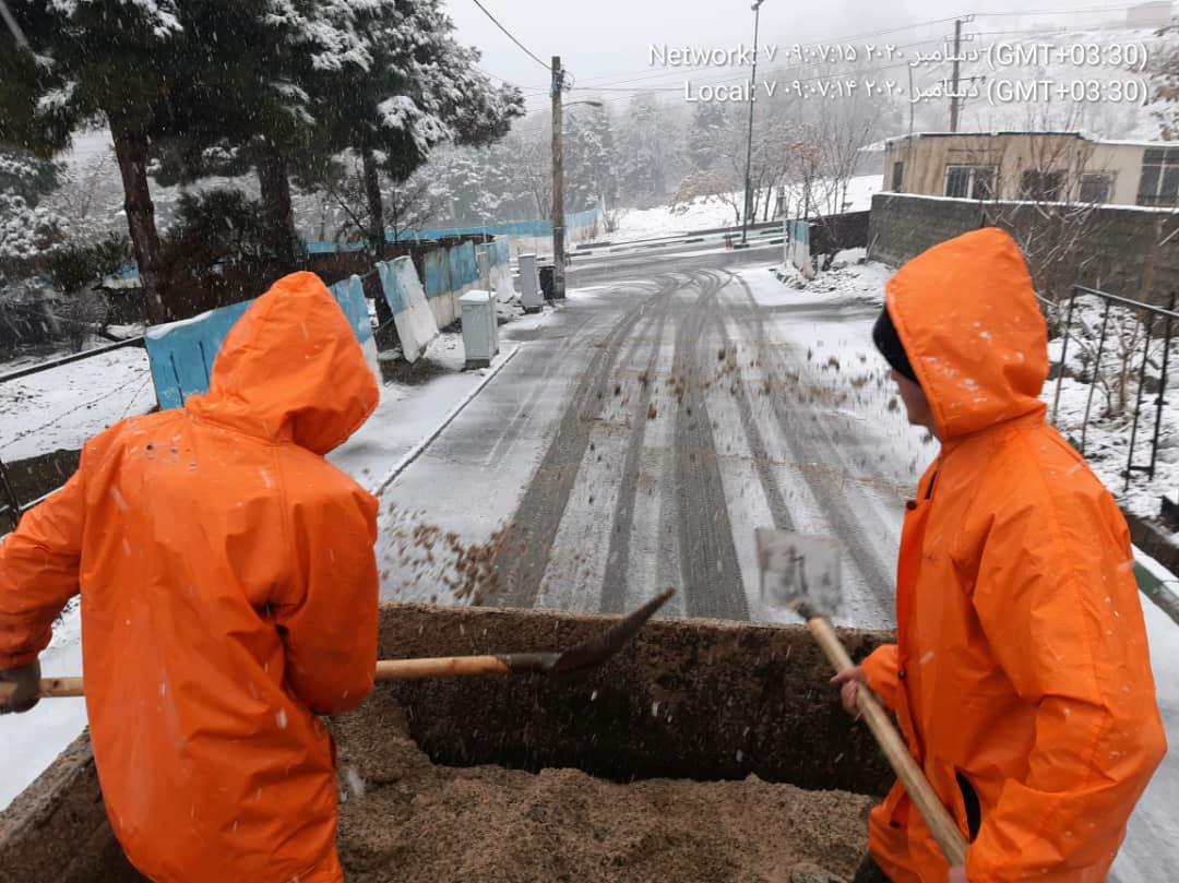 عملیات برف روبی در شمال تهران در حال انجام است