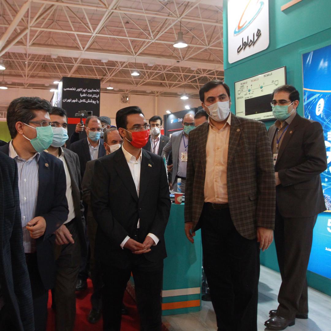 بازدید وزیر ارتباطات از غرفه همراه اول