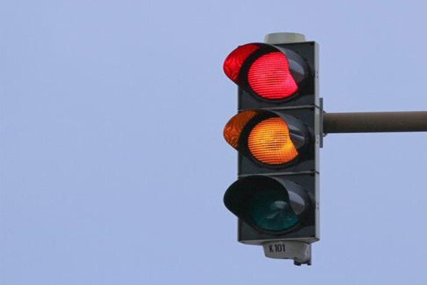 تغییر وضعیت چراغ راهنمایی و رانندگی تقاطع خیابان‌های شریعتی و بهار شیراز