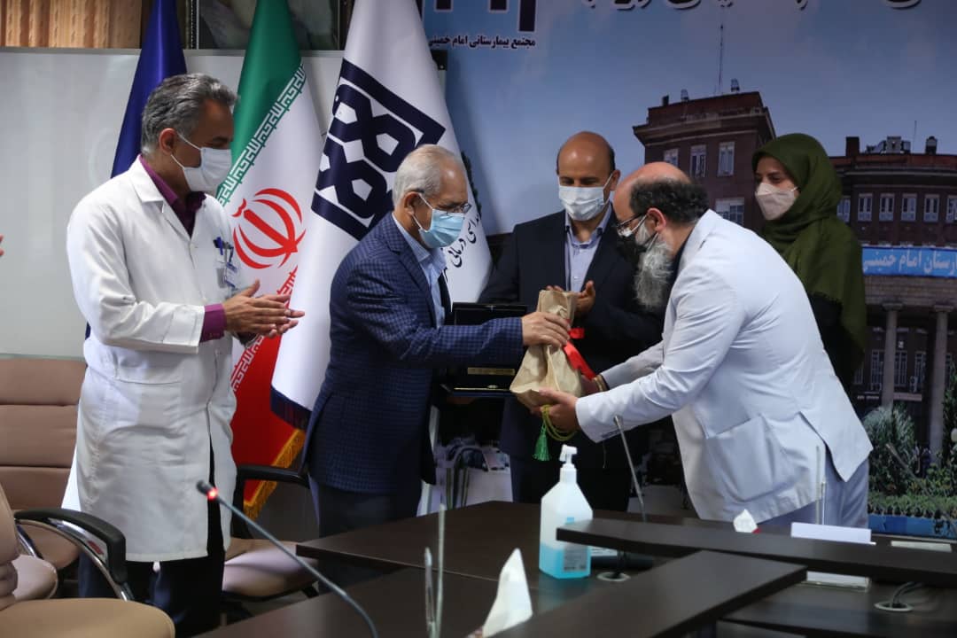 اهدای نشان سلامت به مدیریت بیمارستان امام خمینی (ره) در منطقه ۶ تهران