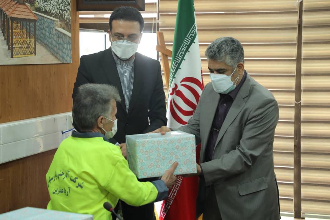 تجلیل شهردارمنطقه2 از پاکبانان و کارگران به مناسبت روز جهانی کار و کارگر