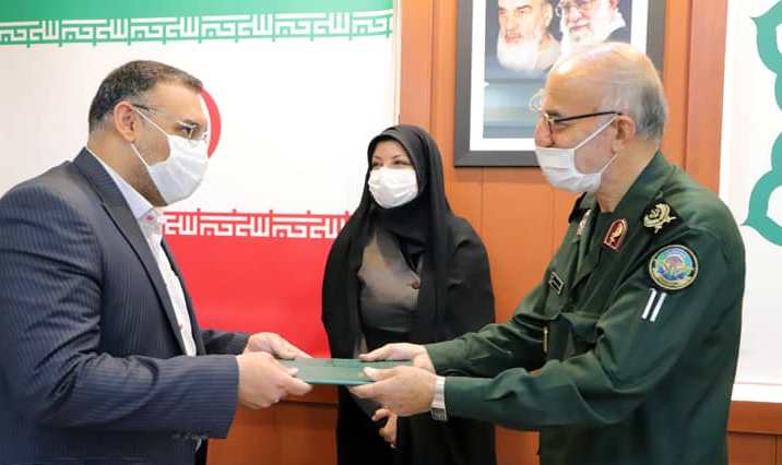 قدردانی از خادم الشهدای مراسم تشییع و تدفین پیکر ۲ شهید گمنام در منطقه ۷