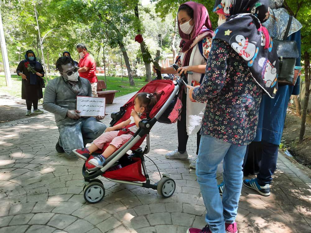 نمایش مرد نقره ای با پیام ترک سیگار و قلیان در بوستان بدون دخانیات قیطریه