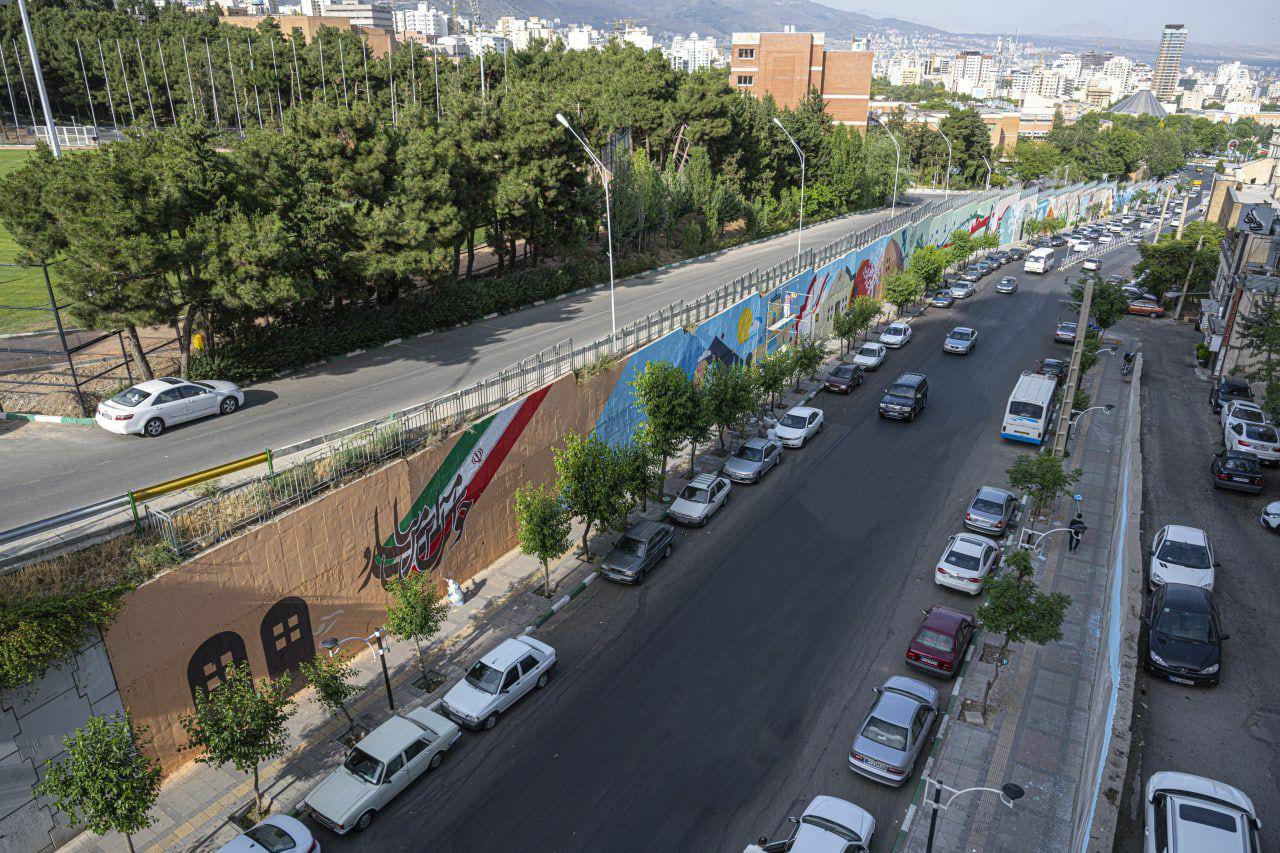 اجرای نقاشی اماکن گردشگری بر دیواره های خاکستری شمال تهران