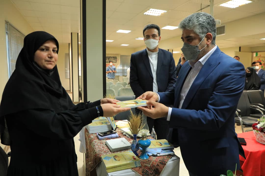 کتاب “برآستان اشک” در سرای محله پرواز منطقه۲ رونمایی شد