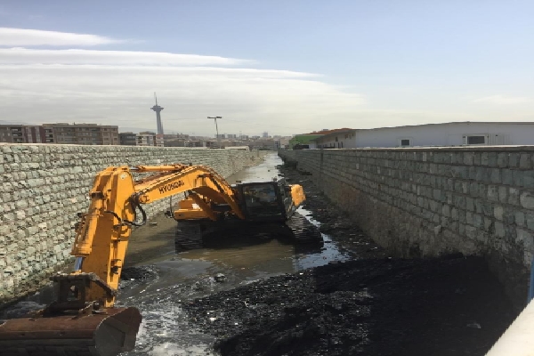 مسیل‌ها و کانال‌های منطقه2 لایروبی و پاکسازی شد