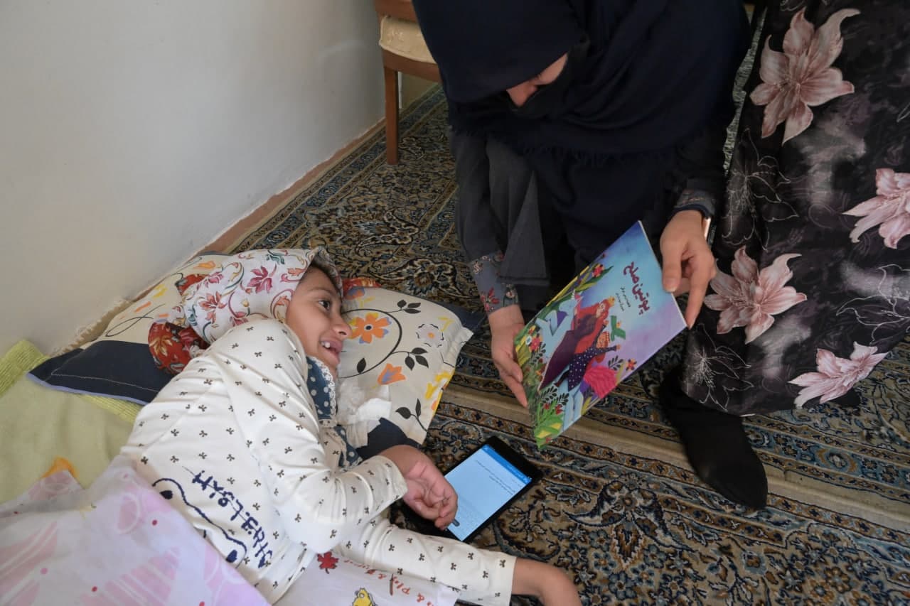 آرزوی چاپ کتاب دختر معلول و نویسنده شمیرانی محقق شد