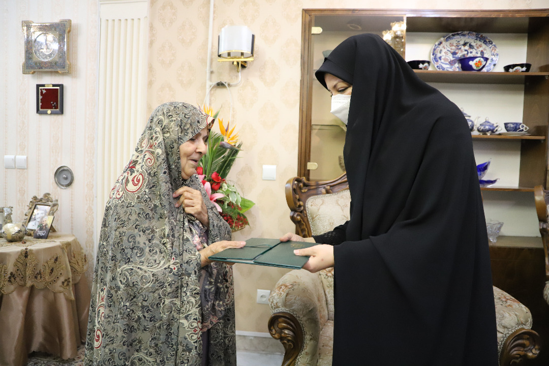 دیدار شهردار منطقه 7 با خانواده شهیدان بهرامی و مرادی