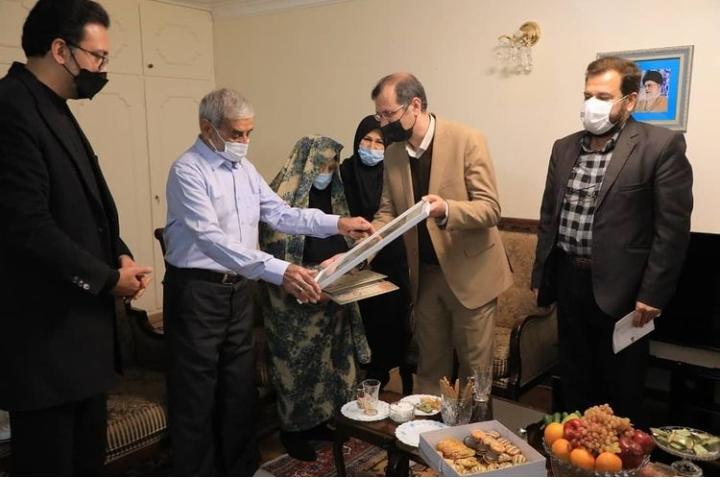 دیدار با خانواده شهدا روحیه جهاد و خدمتگذاری را در جامعه تقویت می‌کند