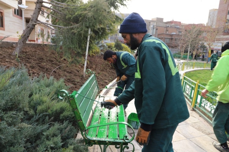 مرمت و رنگ آمیزی مبلمان‌های شهری