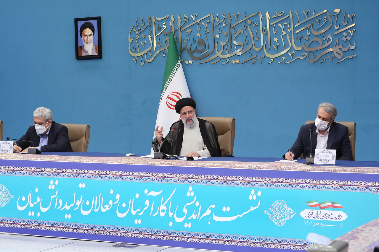 صنایع بزرگ کشور باید فعالیت و تولید خود را دانش‌بنیان کنند